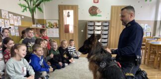 Dzieci z przedszkola na zajęciach z psem