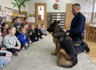 Dzieci z przedszkola na zajęciach z psem