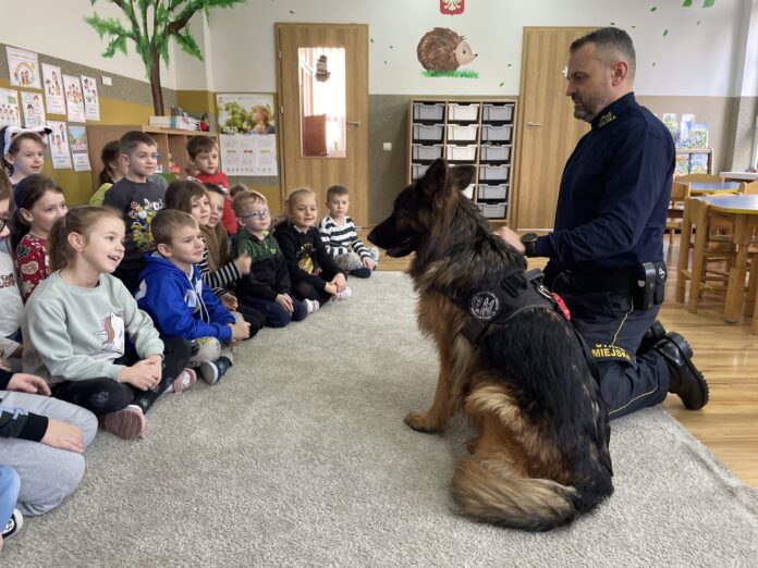 2025.02.05 Przedszkole Ekoludek Mój Przyjaciel Pies fot. M (2) Dzieci z przedszkola na zajęciach z psem