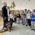 Dzieci z przedszkola na zajęciach z psem