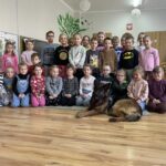 Dzieci z przedszkola na zajęciach z psem