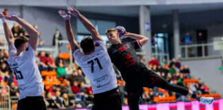 Zawodnicy piłki ręcznej MMTS Kwidzyn i Piotrkowianina podczas meczu