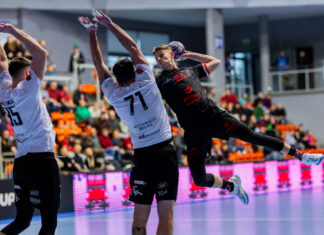 Zawodnicy piłki ręcznej MMTS Kwidzyn i Piotrkowianina podczas meczu