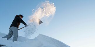 Odśnieżanie dachów i chodników