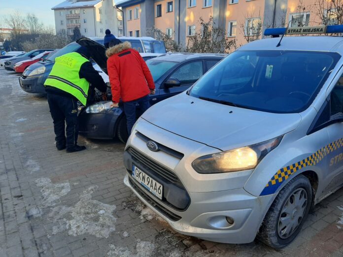 2026.02.02 Straż Miejska pomaga uruchamiać auta 001