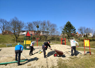 Wiosenna akcja: świeży piasek dla najmłodszych w Kwidzynie.