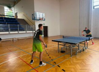 KWIDZYŃSCY STRAŻACY PRZY STOLE PING-PONGOWYM